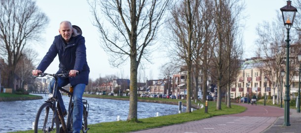 Arie Janssen op de fiets door Leiderdorp.jpeg